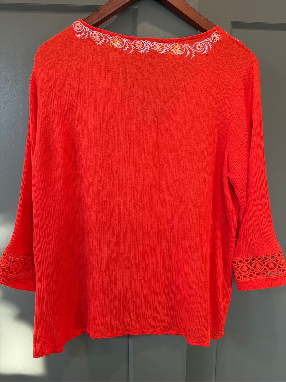 Liv Los Angeles Embroidered V-Neck Top NWOT - Picture 6 of 9